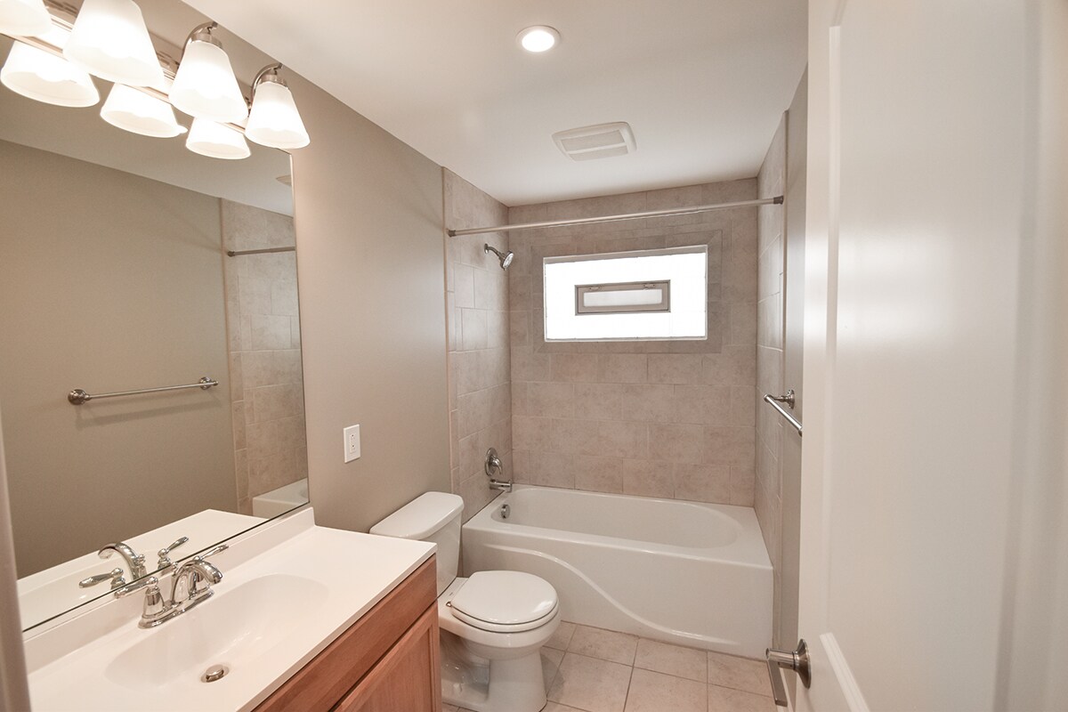 Bathroom - 553 Mill St