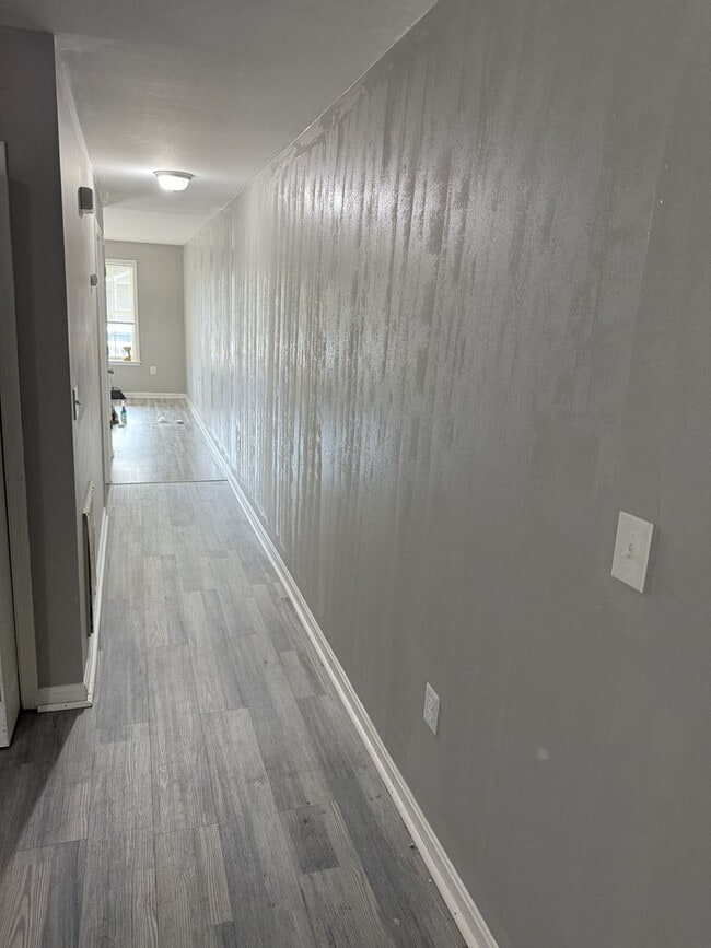 Building Photo - 4BR/ 1.5 bath House