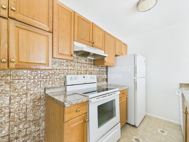 Building Photo - 513 Summit Ct