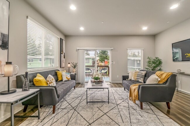 Building Photo - Modern Tri-Level 4BD/3.5BTH Townhouse in Lynnwood for Rent! Pet Friendly!