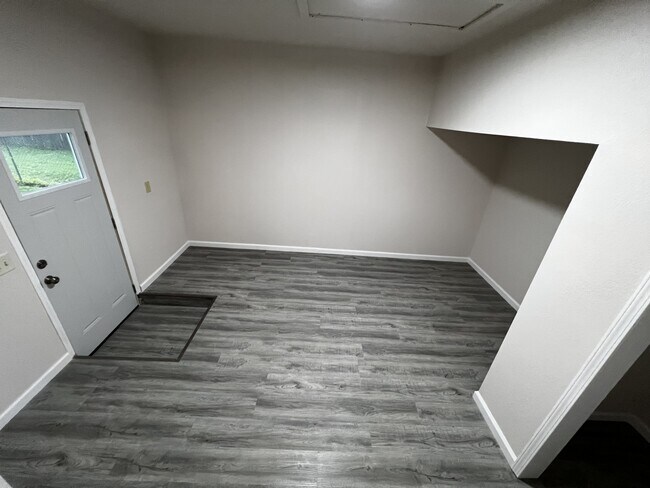 Building Photo - 515 Valley View Dr