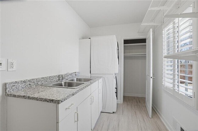 Building Photo - 1190 W Paces Ferry Rd NW