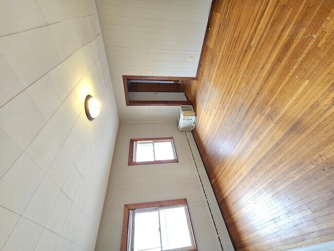 Building Photo - 211 Edwards Ave