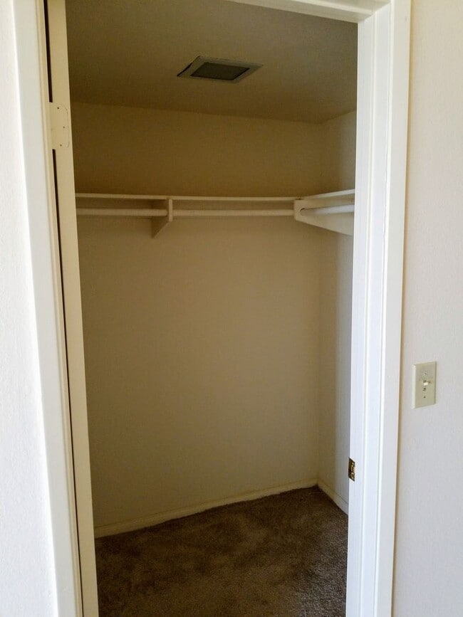 Building Photo - View 2bed 2.5bath, 3 Balconies, 2 Car Garage, pool in Tierrasanta!