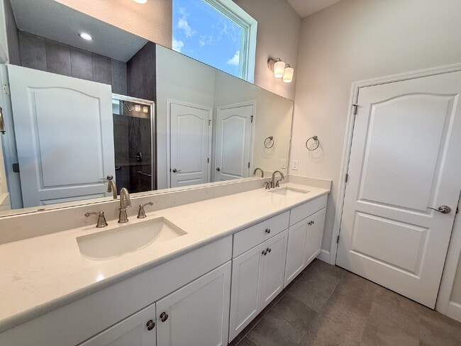 Building Photo - Elegant  2 bed, 2 bath Villa in BridgeWate...