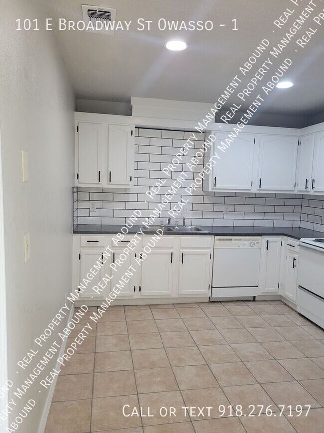 Building Photo - 101 E Broadway St