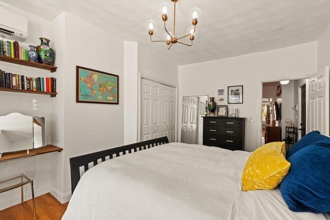 Building Photo - 166 Brooks St