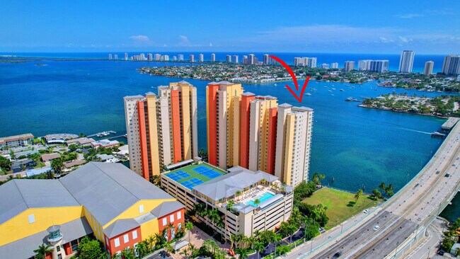 Building Photo - 2640 Lake Shore Dr