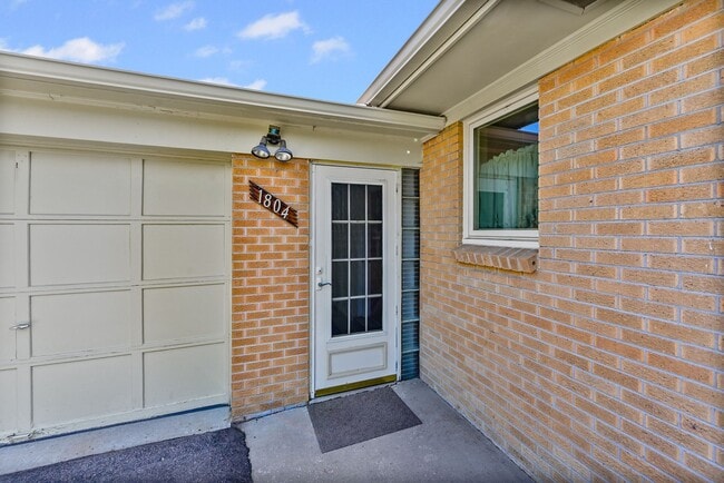 Building Photo - 1804 Simms St