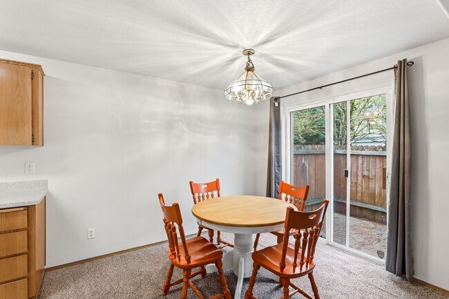 Building Photo - 3 Bedroom Home Near Woodstock Neighborhood