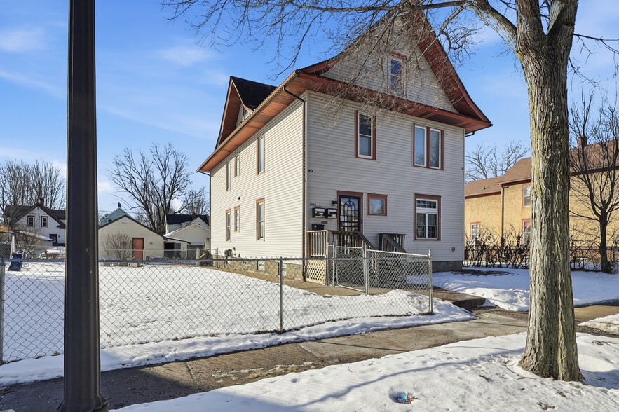 Building Photo - 104 Jessamine Ave W