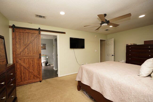 Building Photo - Lovely Cul-De-Sac Home in South Crestview
