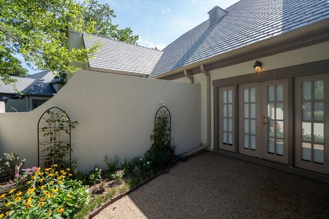 Building Photo - 1703 Fontenay Pl