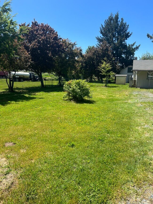 Building Photo - 3BED 1.5BATH - BONUS ROOM, LARGE YARD, WASHER/DRYER HOOKUP, DRIVEWAY PARKING