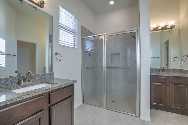 Building Photo - Stunning 3 Bedroom 2 Bathroom, 2 Car Garag...