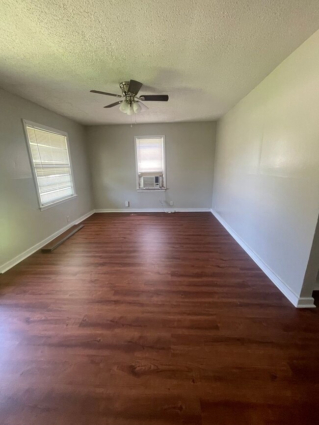 Building Photo - 2 Bedroom 1 Bathroom Home Available Now!