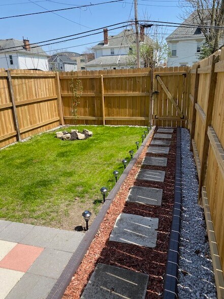 Building Photo - 208 Dakota Ave