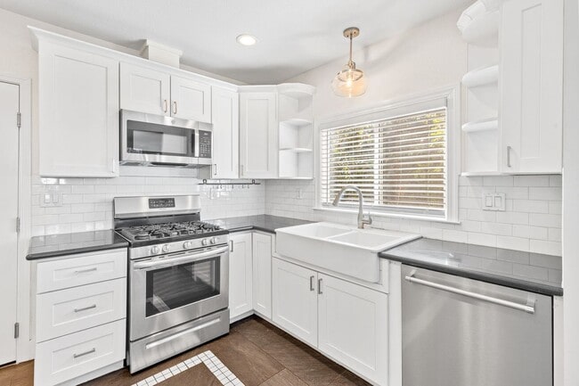 Building Photo - Charming & Spacious Single Family Home