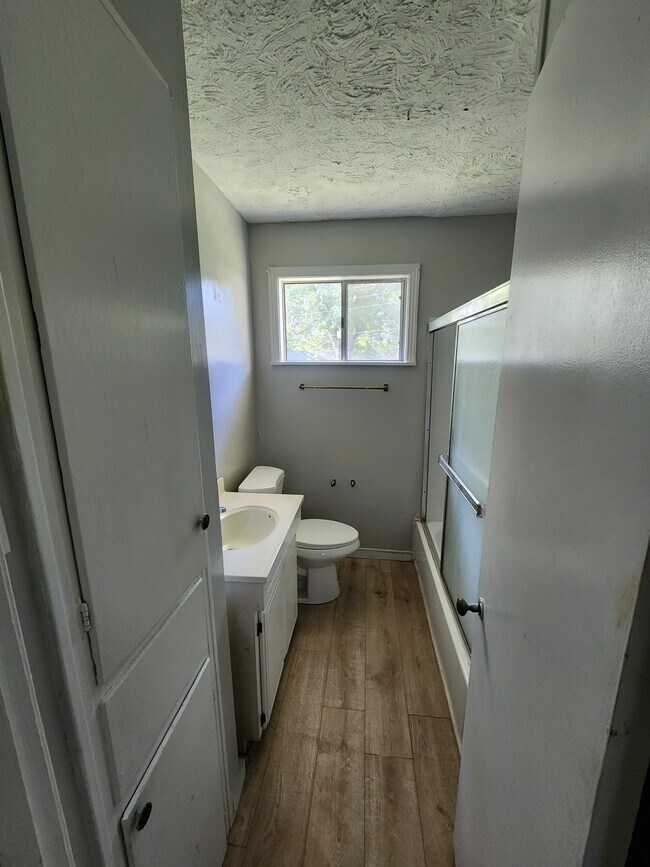 Building Photo - 306 N Southland Dr
