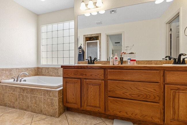 Building Photo - Conveniently located 3 Bedroom with 2 Car Garage