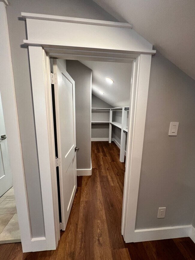 Building Photo - 6 Bedroom in Fort Sanders w/ Ensuite Bathr...