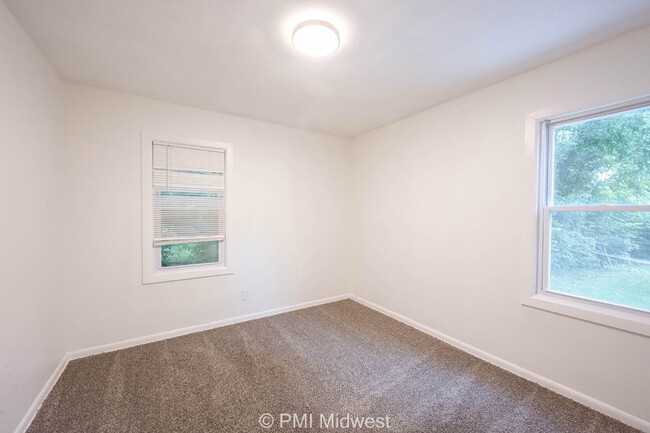 Building Photo - "Cozy 2-Bedroom Gem in Indianapolis – Your...
