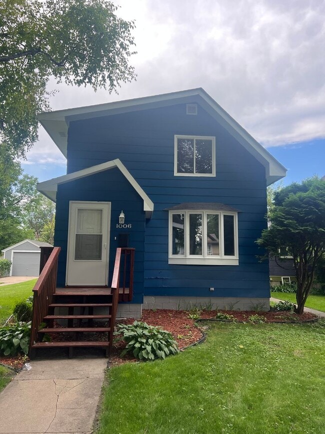 Building Photo - Recently Updated Single Family Home Available