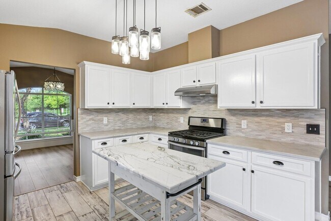 Building Photo - 2656 Bradley Ln