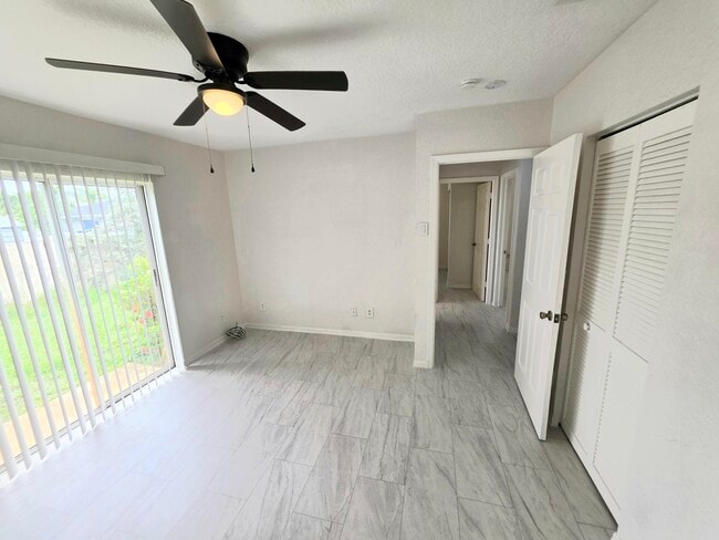 Building Photo - 569 E Ridge Cir N