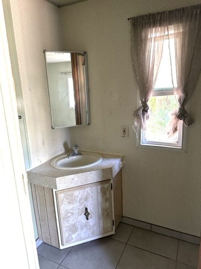 Building Photo - 3 bedroom mobile home with garage and bonus room