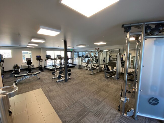 Building Photo - Ground Floor 2 Bed/2 Bath Unit with Great ...