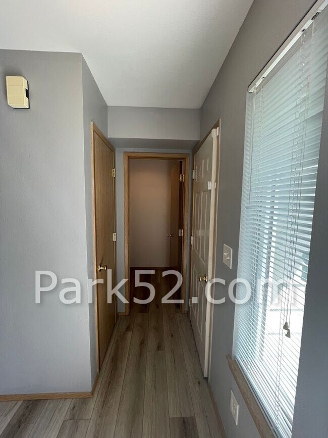 Building Photo - 2 Bedroom University Place Townhome