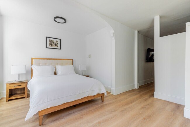 Building Photo - 209 1st Ave