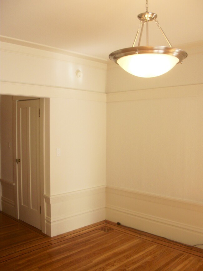 Building Photo - 810 Jones St