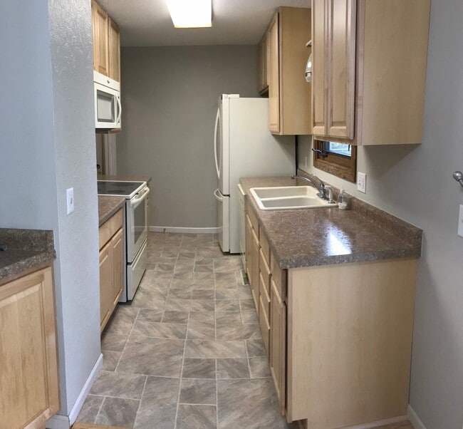 Building Photo - 3 BEDROOM + BONUS ROOOM | 2 BATH | HOUSE |...
