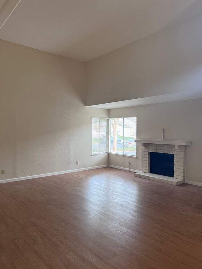 Building Photo - Large 3BR/2BA Townhouse, 2 Car Garage, Was...
