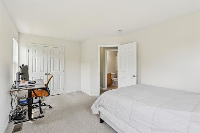 Building Photo - 3B/2.5B End Unit Townhome in Penns Manor A...