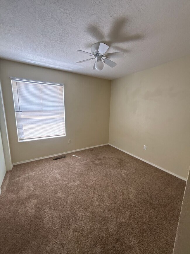 Building Photo - 6405 La Habra Ln NE