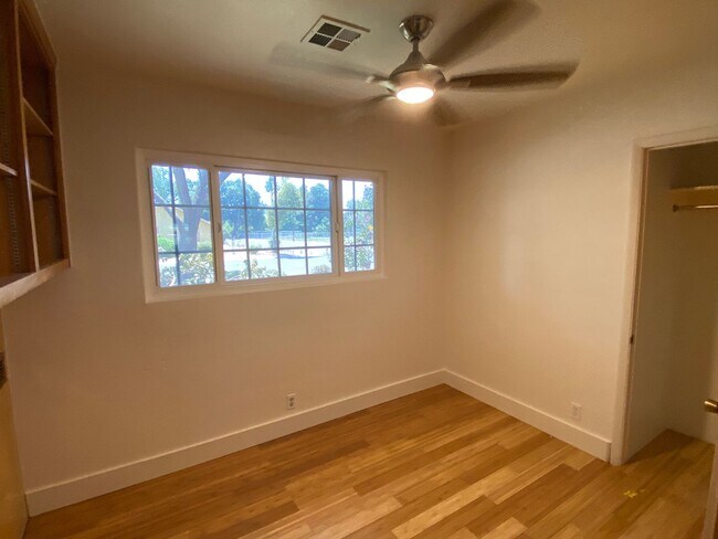Building Photo - Spacious Visalia home in a well establishe...