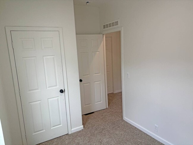 Building Photo - 220 S Elk St