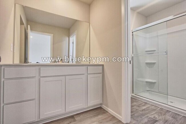 Building Photo - 4 Bed, 2.5 Baths Home in Ridgefield