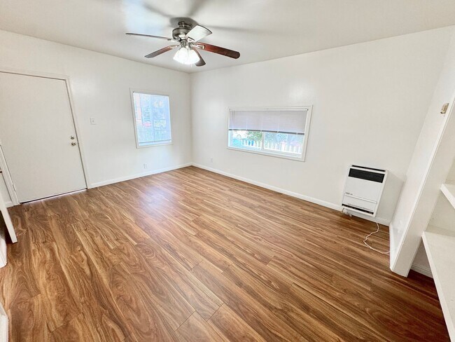 Building Photo - 5223 De Longpre Ave