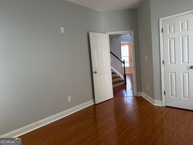 Building Photo - 669 Maple Grove Way
