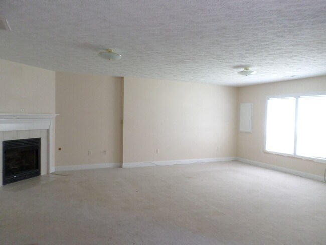 Building Photo - 4 bedroom 3 bath Townhouse