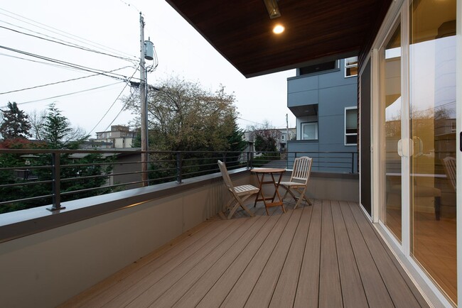 Building Photo - Immaculate, Kirkland Newer Construction - ...