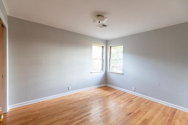 Building Photo - Large 3-Bed, 1-Bath Home on Anderson Island – Newly Remodeled!