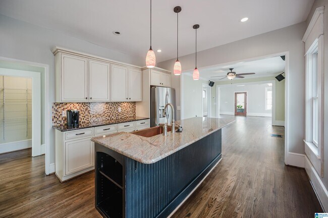 Building Photo - 2810 Rhodes Cir S