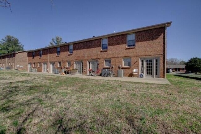 Building Photo - 810-C Golfview Pl