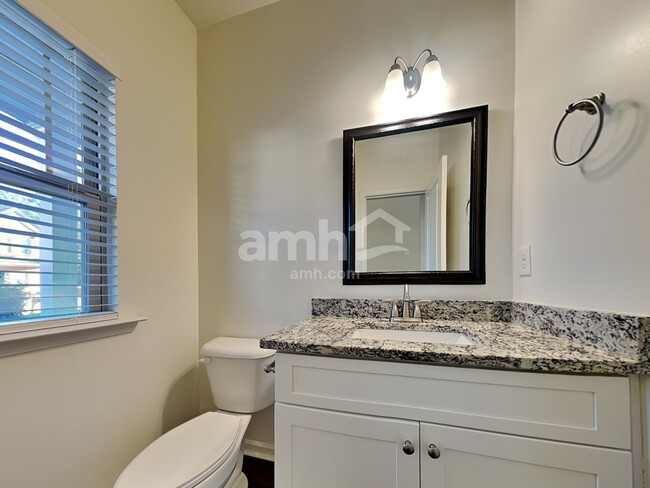 Building Photo - 1522 Balvaird Dr SE