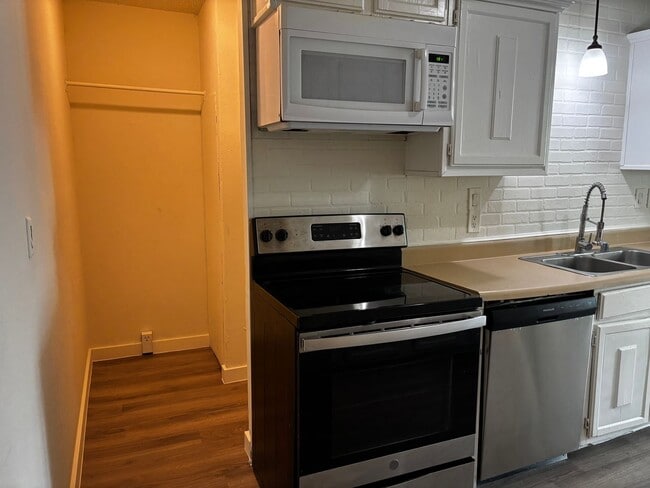 Building Photo - 4 Bedroom 2 Bath